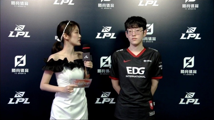 是利用草丛 是利用草丛